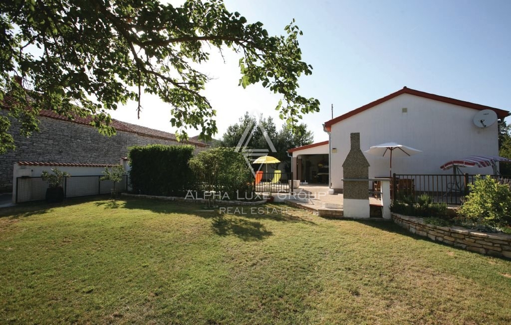 Marčana, Peruški: Villa in pietra ristrutturata di recente con piscina in vendita