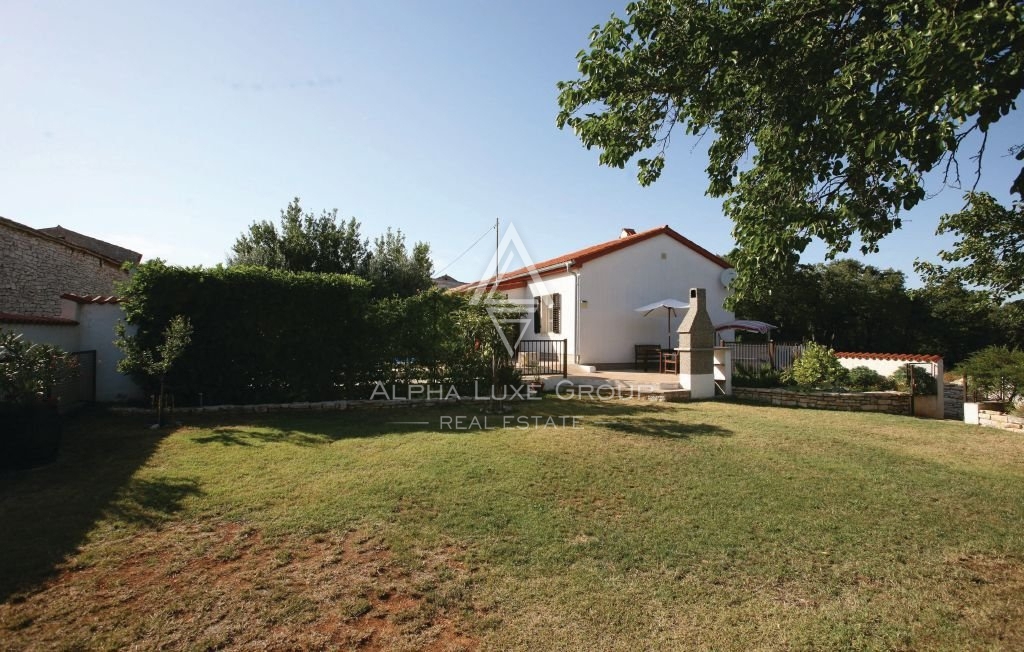 Marčana, Peruški: Villa in pietra ristrutturata di recente con piscina in vendita