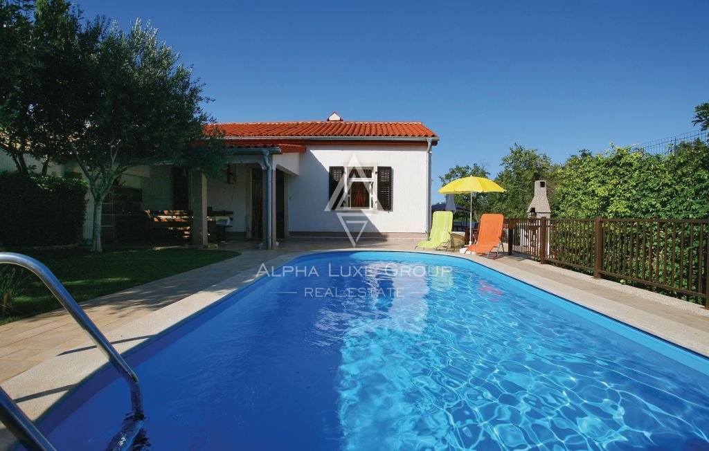 Marčana, Peruški: Villa in pietra ristrutturata di recente con piscina in vendita