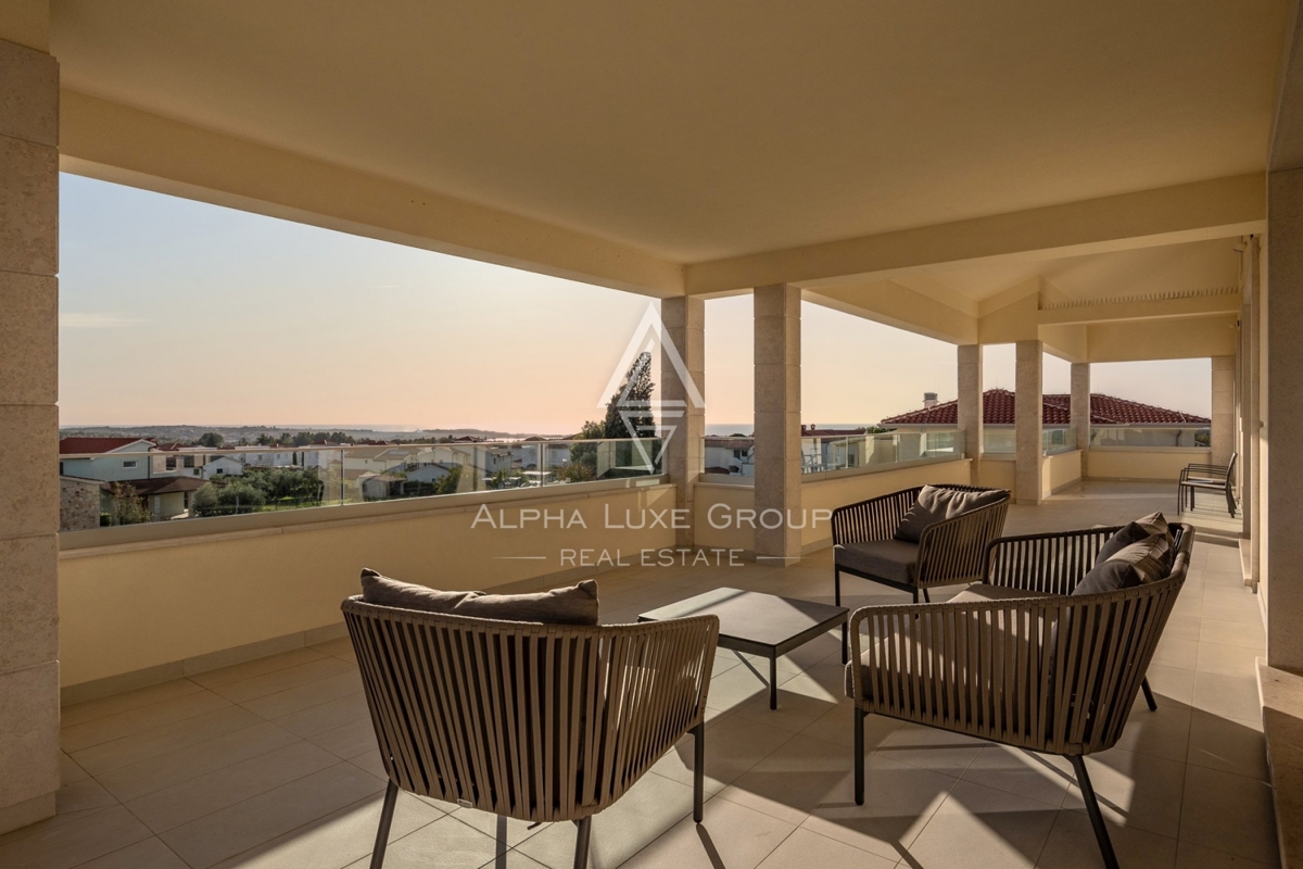 Esclusiva di ALPHA LUXE GROUP - Poreč, Istria: Villa di lusso con vista panoramica sul mare e sulla città, Vicino al centro