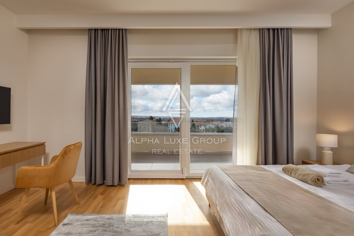 Esclusiva di ALPHA LUXE GROUP - Poreč, Istria: Villa di lusso con vista panoramica sul mare e sulla città, Vicino al centro