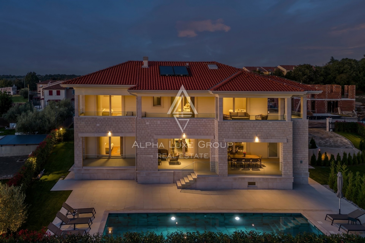 Esclusiva di ALPHA LUXE GROUP - Poreč, Istria: Villa di lusso con vista panoramica sul mare e sulla città, Vicino al centro