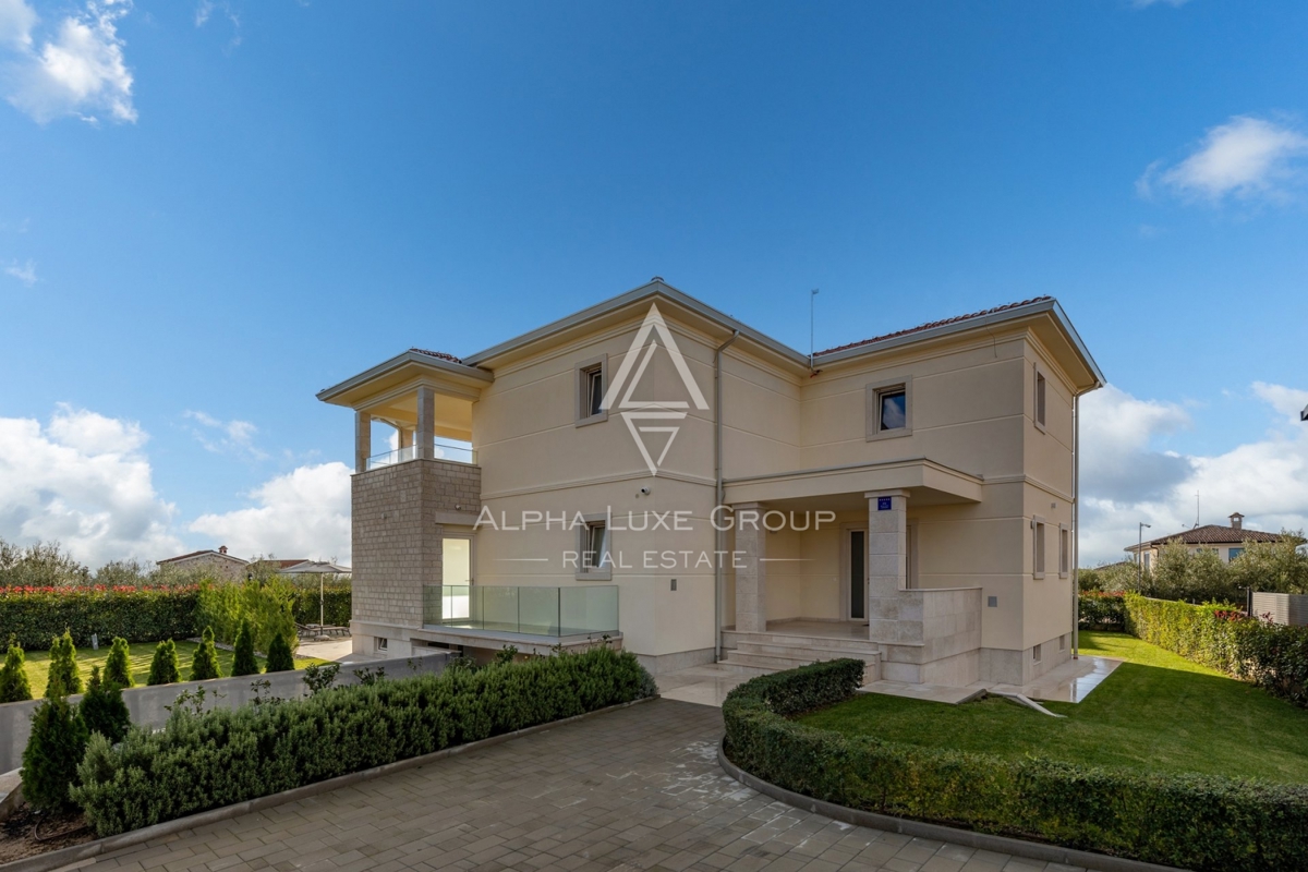 Esclusiva di ALPHA LUXE GROUP - Poreč, Istria: Villa di lusso con vista panoramica sul mare e sulla città, Vicino al centro