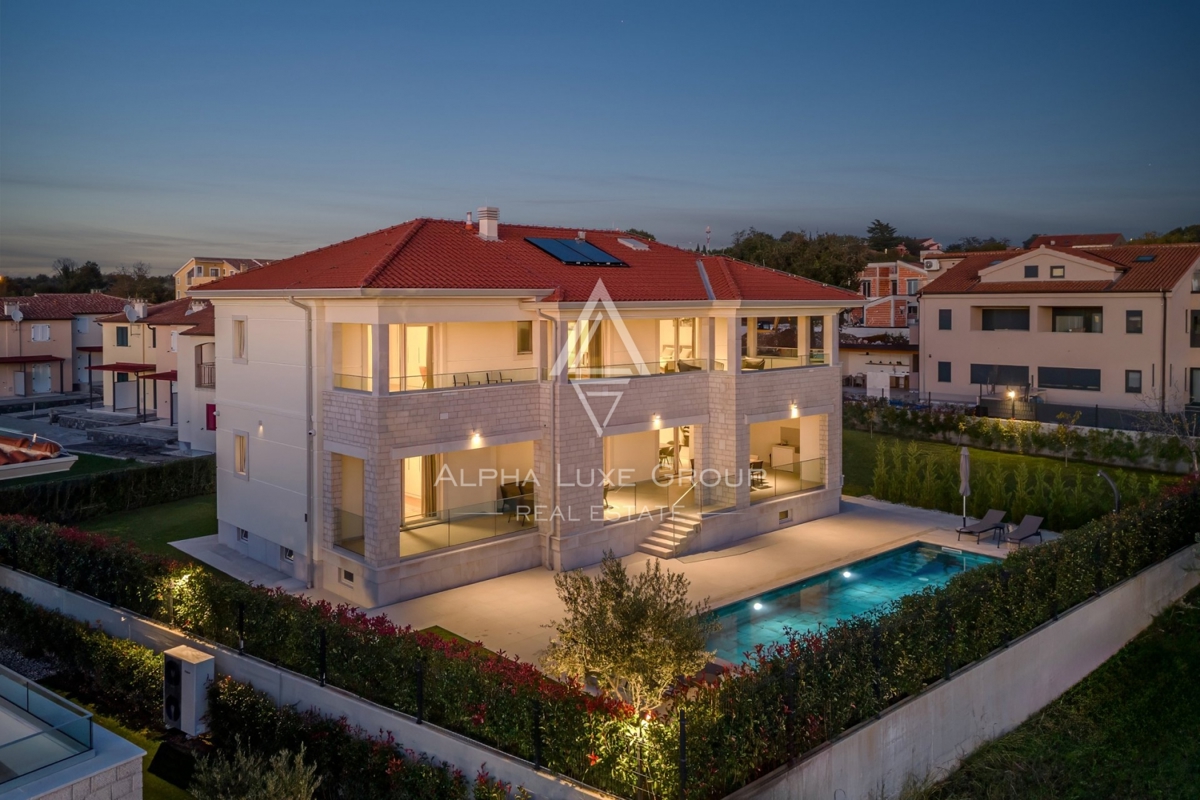 Esclusiva di ALPHA LUXE GROUP - Poreč, Istria: Villa di lusso con vista panoramica sul mare e sulla città, Vicino al centro