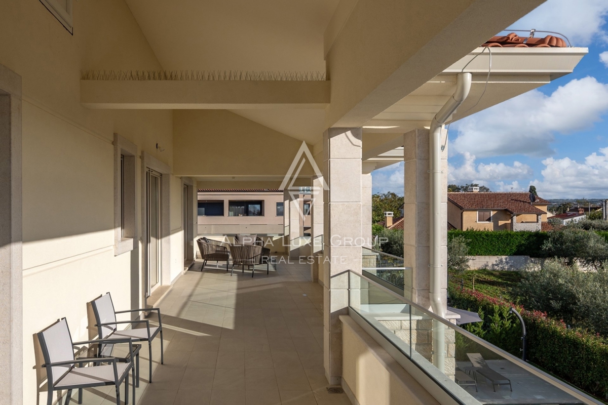 Esclusiva di ALPHA LUXE GROUP - Poreč, Istria: Villa di lusso con vista panoramica sul mare e sulla città, Vicino al centro