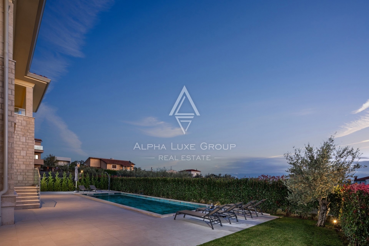 Esclusiva di ALPHA LUXE GROUP - Poreč, Istria: Villa di lusso con vista panoramica sul mare e sulla città, Vicino al centro