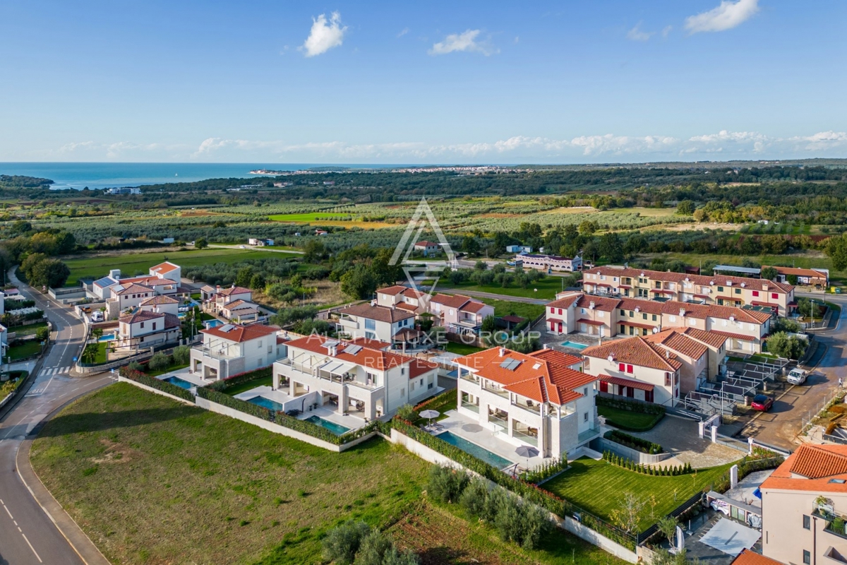 Esclusiva di ALPHA LUXE GROUP - Poreč, Istria: Villa di lusso con vista panoramica sul mare e sulla città, Vicino al centro