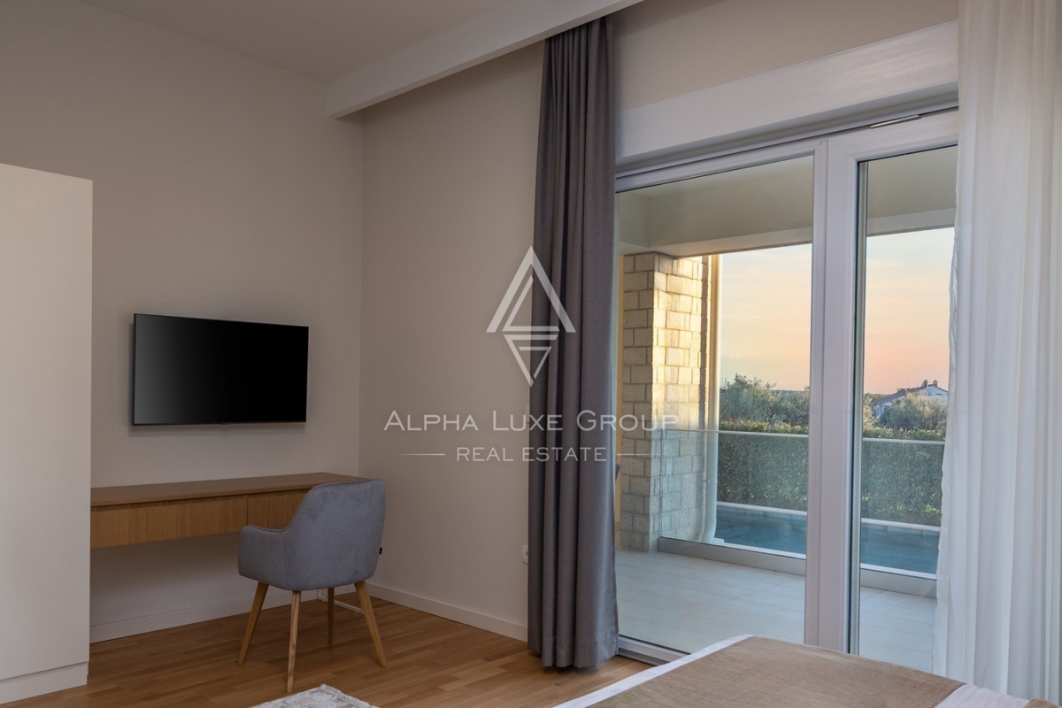 Esclusiva di ALPHA LUXE GROUP - Poreč, Istria: Villa di lusso con vista panoramica sul mare e sulla città, Vicino al centro