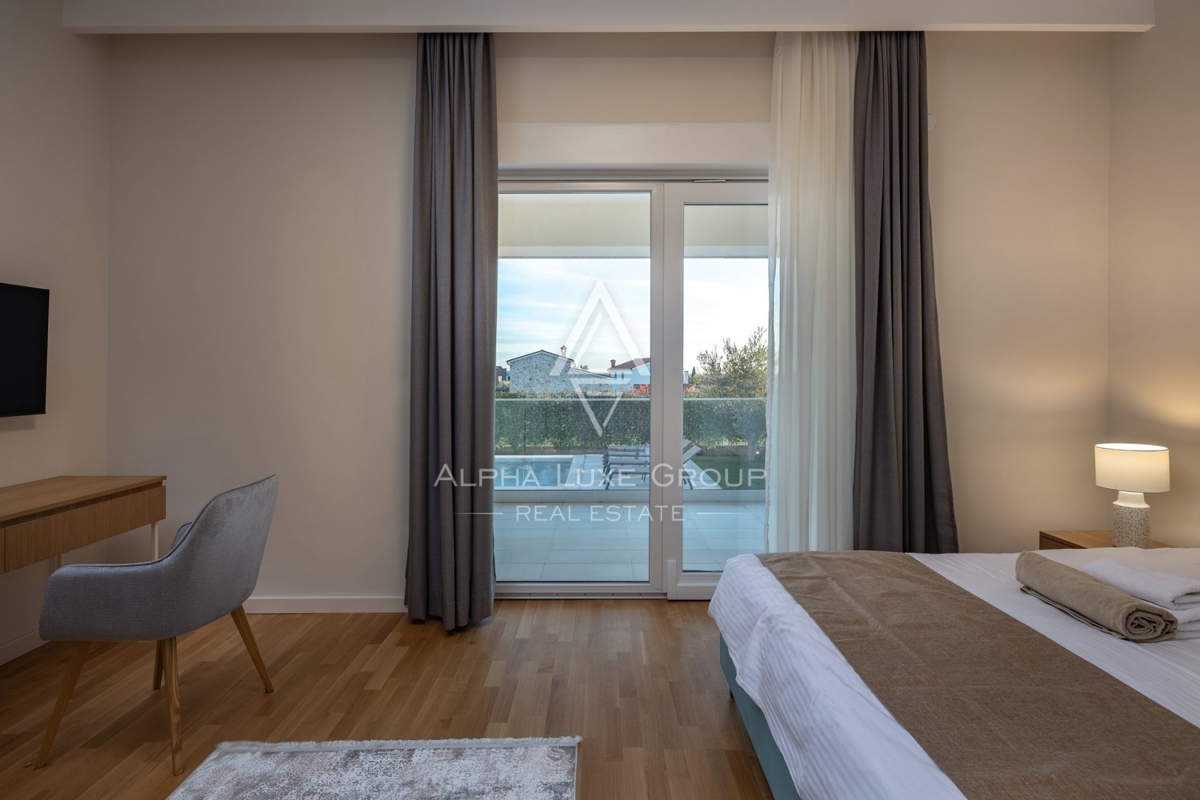 Esclusiva di ALPHA LUXE GROUP - Poreč, Istria: Villa di lusso con vista panoramica sul mare e sulla città, Vicino al centro