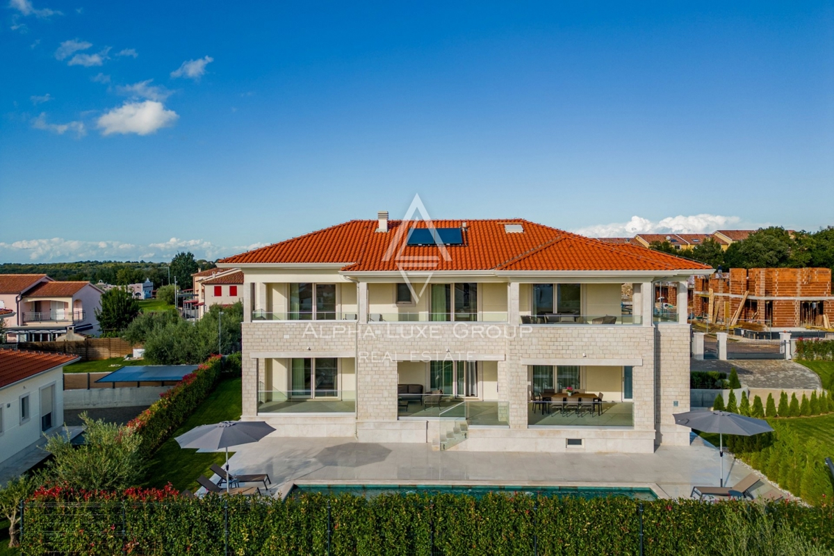 Esclusiva di ALPHA LUXE GROUP - Poreč, Istria: Villa di lusso con vista panoramica sul mare e sulla città, Vicino al centro