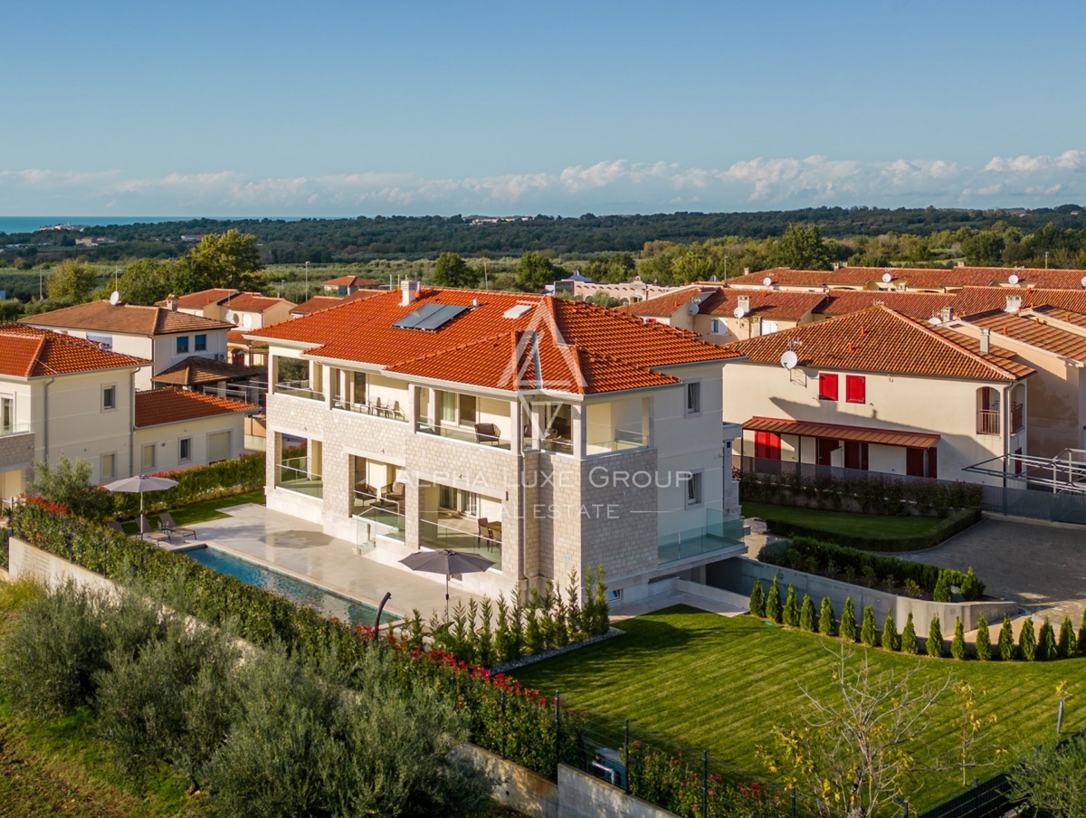 Esclusiva di ALPHA LUXE GROUP - Poreč, Istria: Villa di lusso con vista panoramica sul mare e sulla città, Vicino al centro