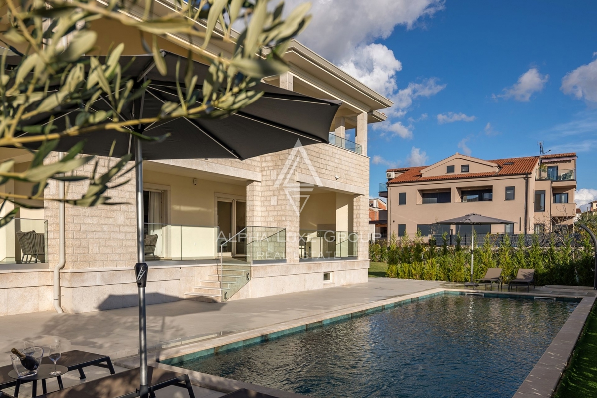 Esclusiva di ALPHA LUXE GROUP - Poreč, Istria: Villa di lusso con vista panoramica sul mare e sulla città, Vicino al centro