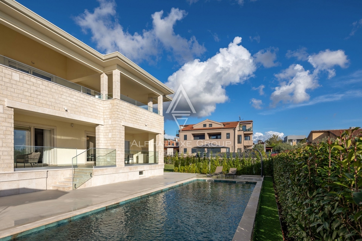 Esclusiva di ALPHA LUXE GROUP - Poreč, Istria: Villa di lusso con vista panoramica sul mare e sulla città, Vicino al centro