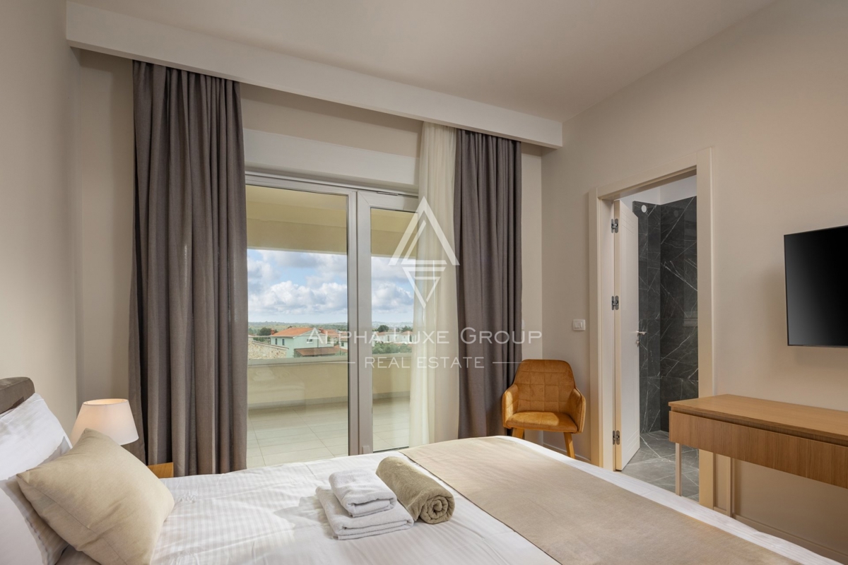 Esclusiva di ALPHA LUXE GROUP - Poreč, Istria: Villa di lusso con vista panoramica sul mare e sulla città, Vicino al centro