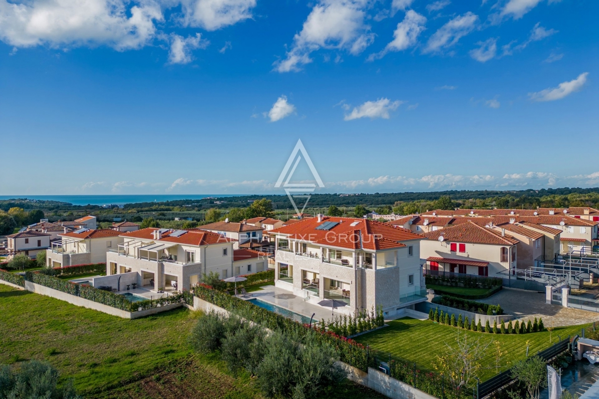 Esclusiva di ALPHA LUXE GROUP - Poreč, Istria: Villa di lusso con vista panoramica sul mare e sulla città, Vicino al centro