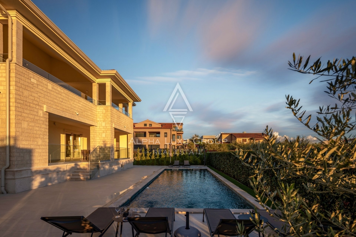 Esclusiva di ALPHA LUXE GROUP - Poreč, Istria: Villa di lusso con vista panoramica sul mare e sulla città, Vicino al centro