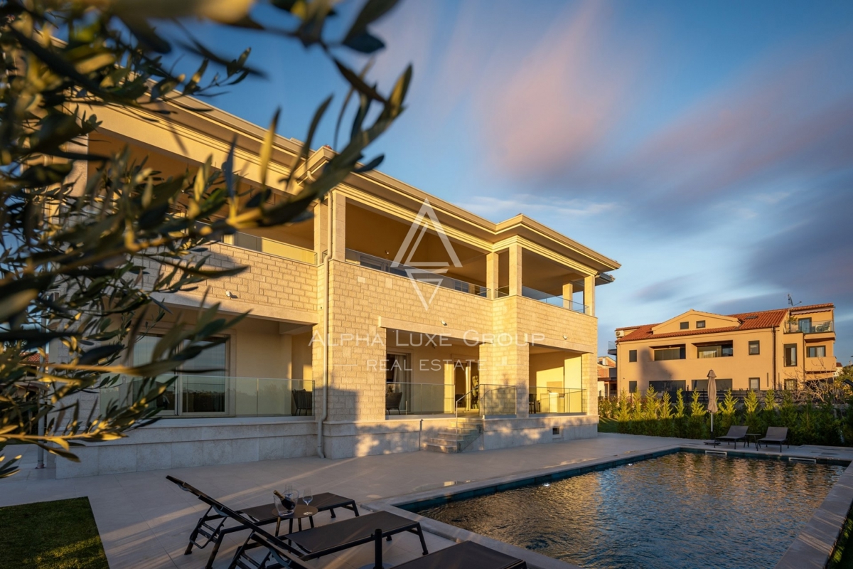 Esclusiva di ALPHA LUXE GROUP - Poreč, Istria: Villa di lusso con vista panoramica sul mare e sulla città, Vicino al centro