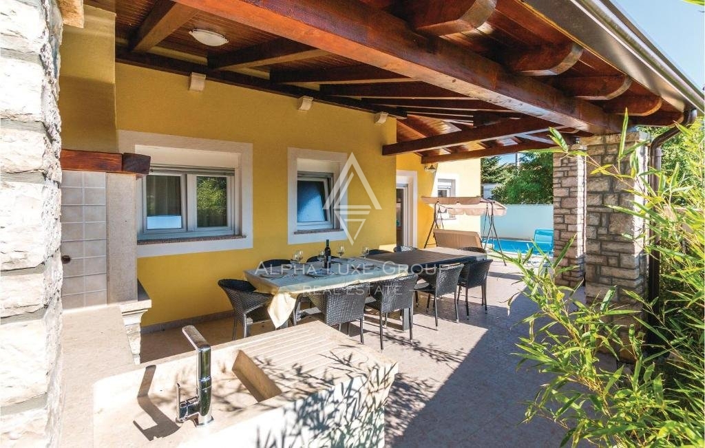 Poreč, Istria - Elegante villa bifamiliare con piscina privata disponibile ora