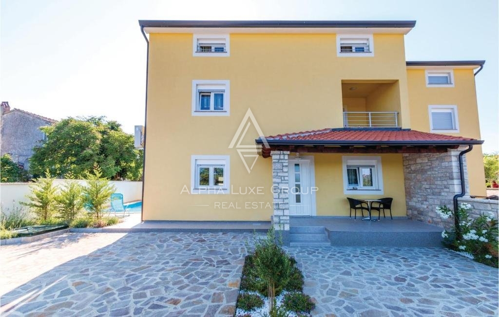 Poreč, Istria - Elegante villa bifamiliare con piscina privata disponibile ora