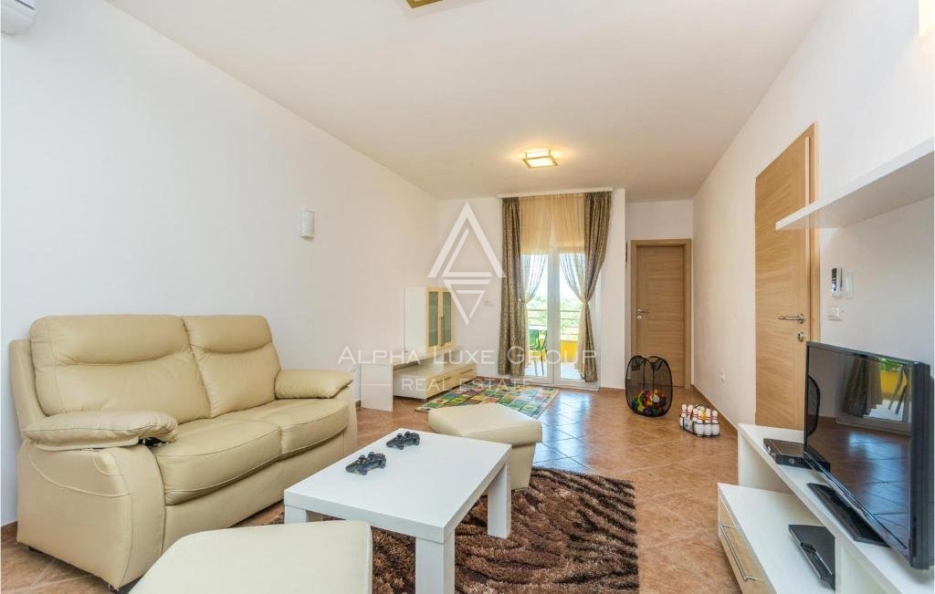 Poreč, Istria - Elegante villa bifamiliare con piscina privata disponibile ora