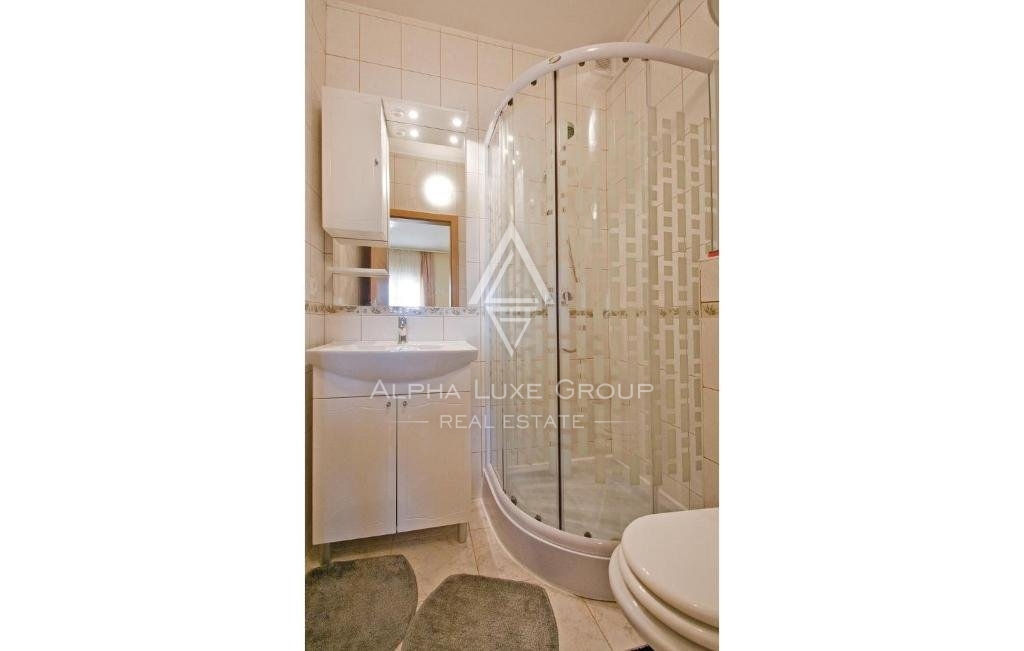 Poreč, Istria - Elegante villa bifamiliare con piscina privata disponibile ora