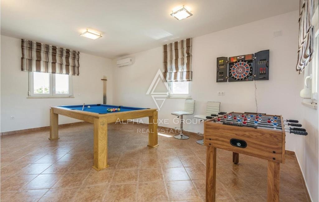 Poreč, Istria - Elegante villa bifamiliare con piscina privata disponibile ora