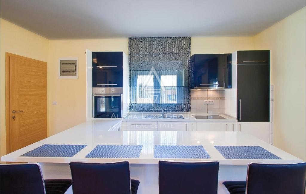 Poreč, Istria - Elegante villa bifamiliare con piscina privata disponibile ora