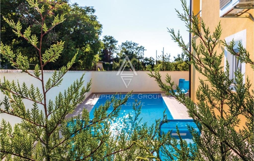 Poreč, Istria - Elegante villa bifamiliare con piscina privata disponibile ora