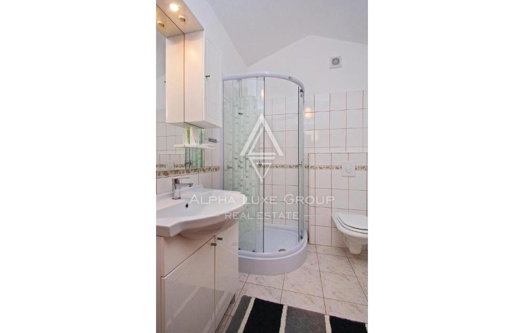 Poreč, Istria - Elegante villa bifamiliare con piscina privata disponibile ora