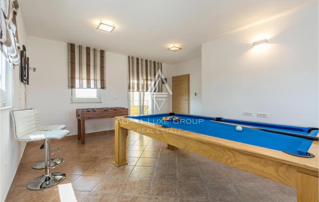 Poreč, Istria - Elegante villa bifamiliare con piscina privata disponibile ora