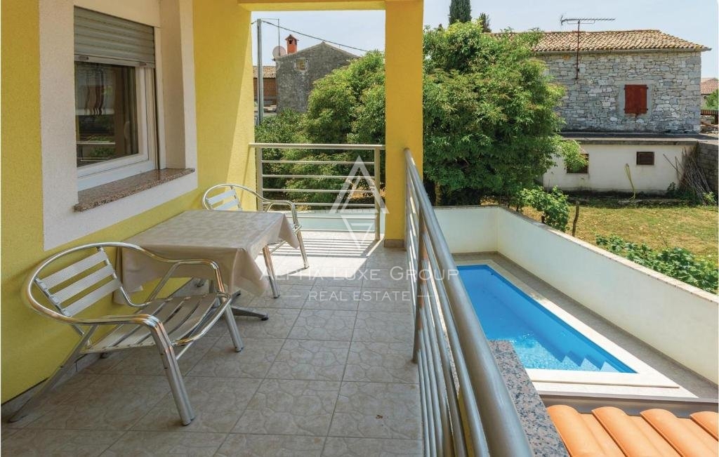 Poreč, Istria - Elegante villa bifamiliare con piscina privata disponibile ora