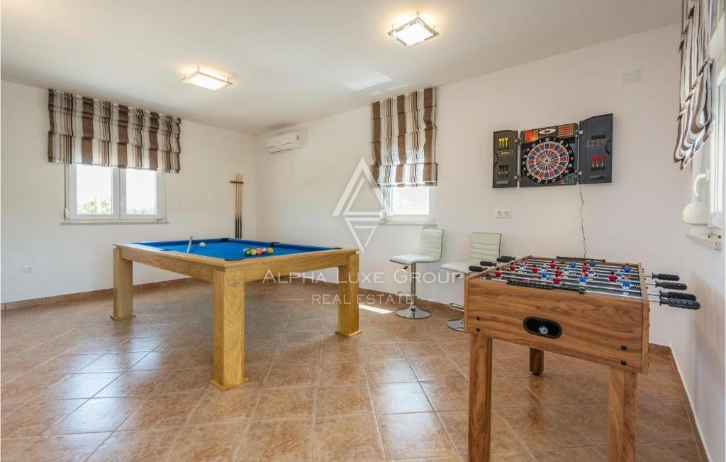 Poreč, Istria - Elegante villa bifamiliare con piscina privata disponibile ora