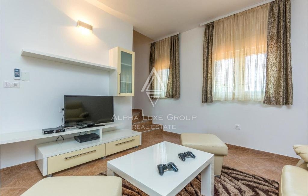 Poreč, Istria - Elegante villa bifamiliare con piscina privata disponibile ora