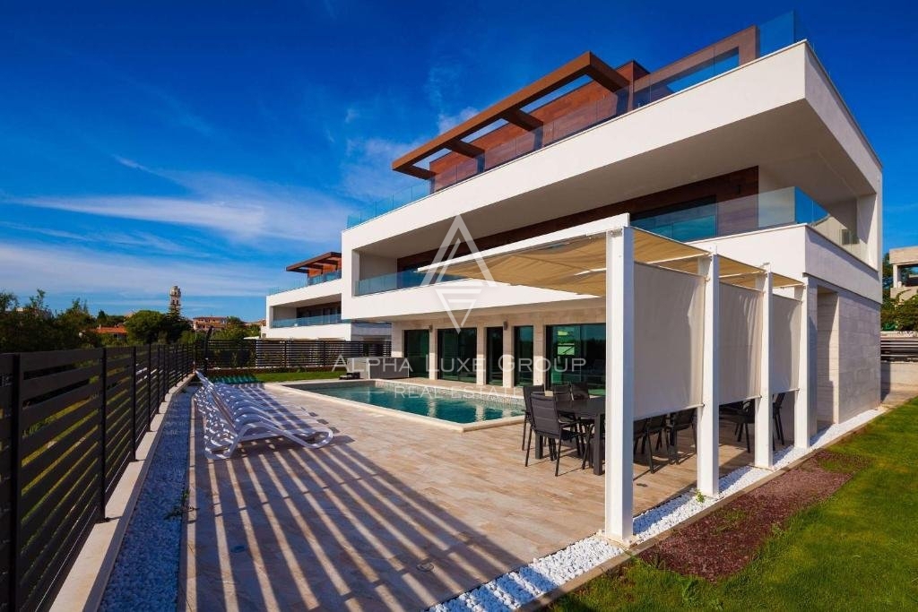 Villa di Lusso sul Mare a Medulin, Istria: Unione di Eleganza e Natura