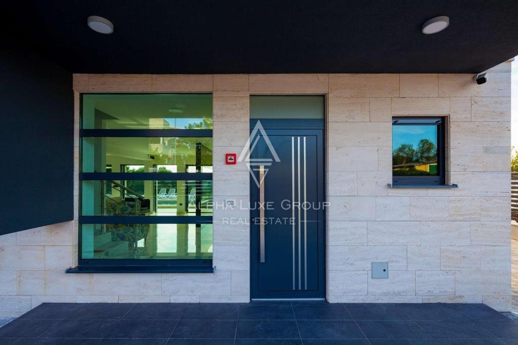 Villa di Lusso sul Mare a Medulin, Istria: Unione di Eleganza e Natura