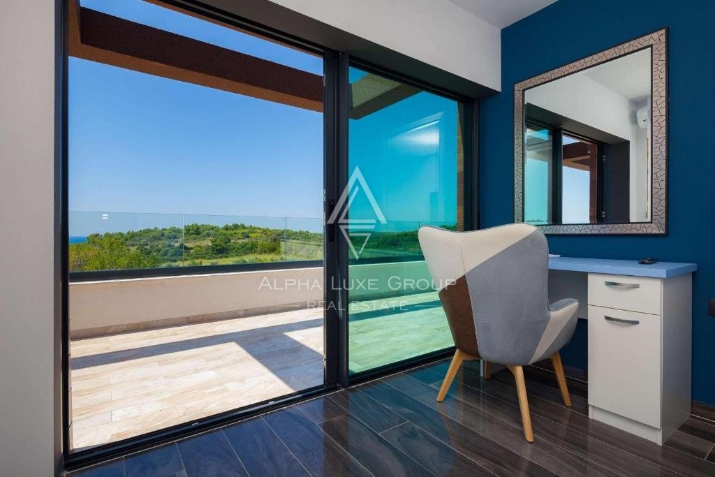 Villa di Lusso sul Mare a Medulin, Istria: Unione di Eleganza e Natura