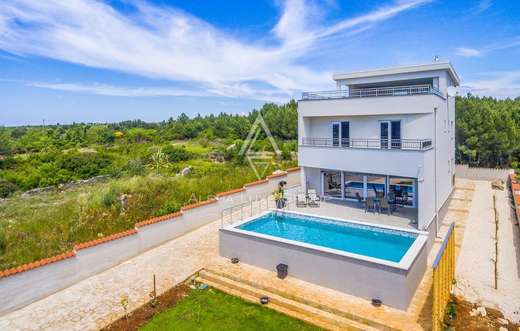 Bella villa con piscina, 300 metri dalla spiaggia, Istria, Pola