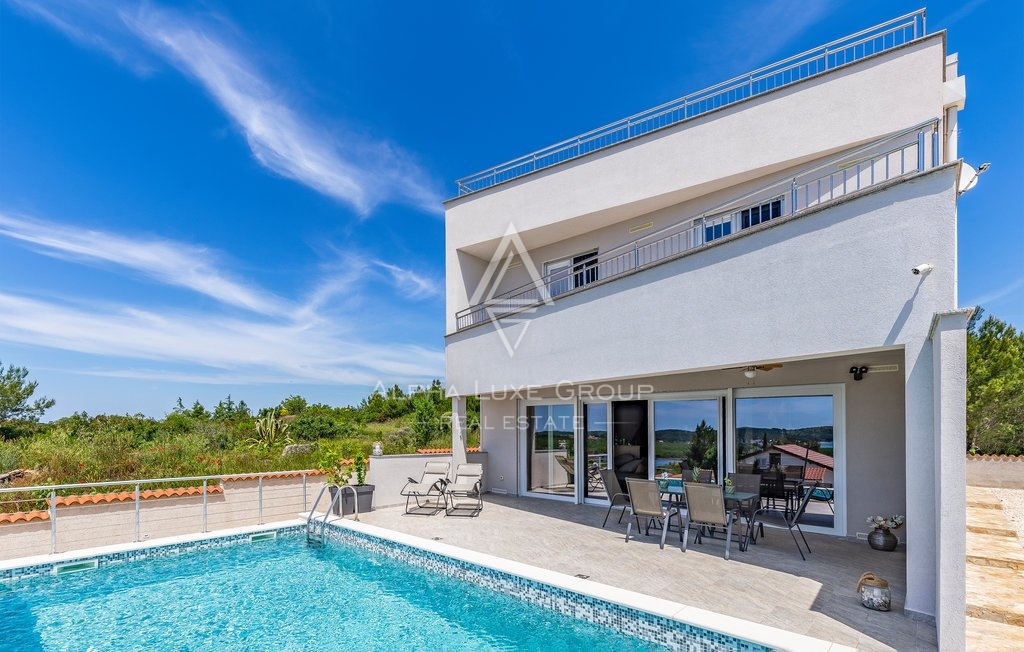 Bella villa con piscina, 300 metri dalla spiaggia, Istria, Pola