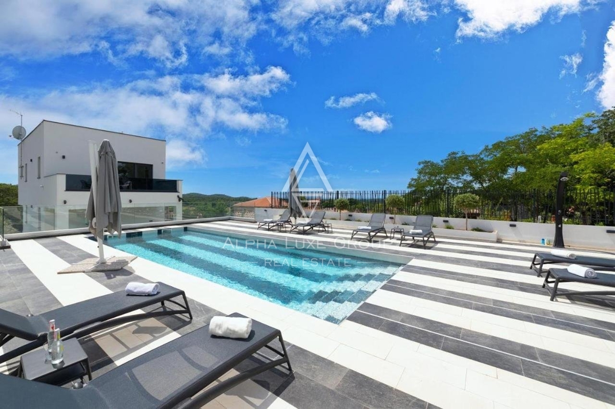 Bella villa moderna in un ampio giardino con piscina e vista sul mare, ,San Lorenzo del Pasenatico, ISTRIA