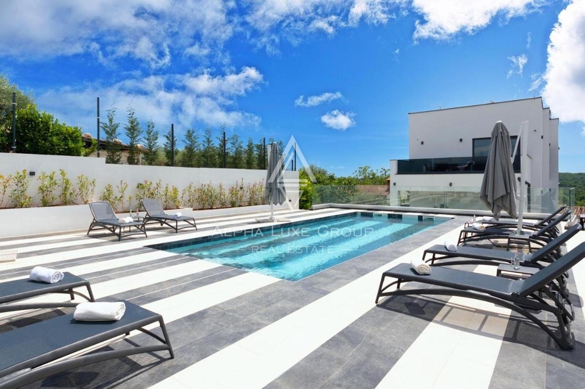 Bella villa moderna in un ampio giardino con piscina e vista sul mare, ,San Lorenzo del Pasenatico, ISTRIA