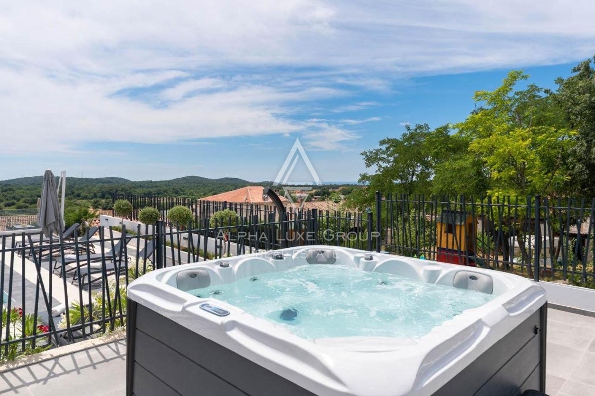 Bella villa moderna in un ampio giardino con piscina e vista sul mare, ,San Lorenzo del Pasenatico, ISTRIA
