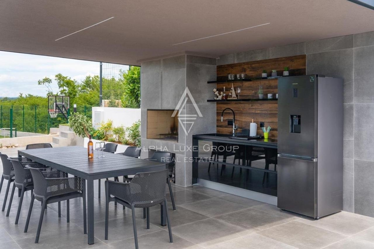 Bella villa moderna in un ampio giardino con piscina e vista sul mare, ,San Lorenzo del Pasenatico, ISTRIA