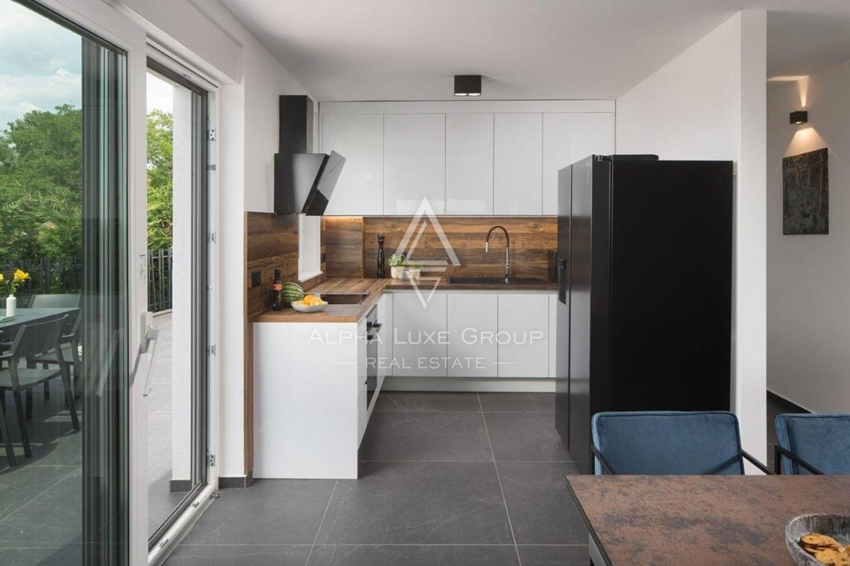 Bella villa moderna in un ampio giardino con piscina e vista sul mare, ,San Lorenzo del Pasenatico, ISTRIA