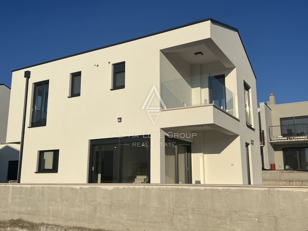 ALPHA LUXE GROUP vende una casa, nuova costruzione, Parenzo