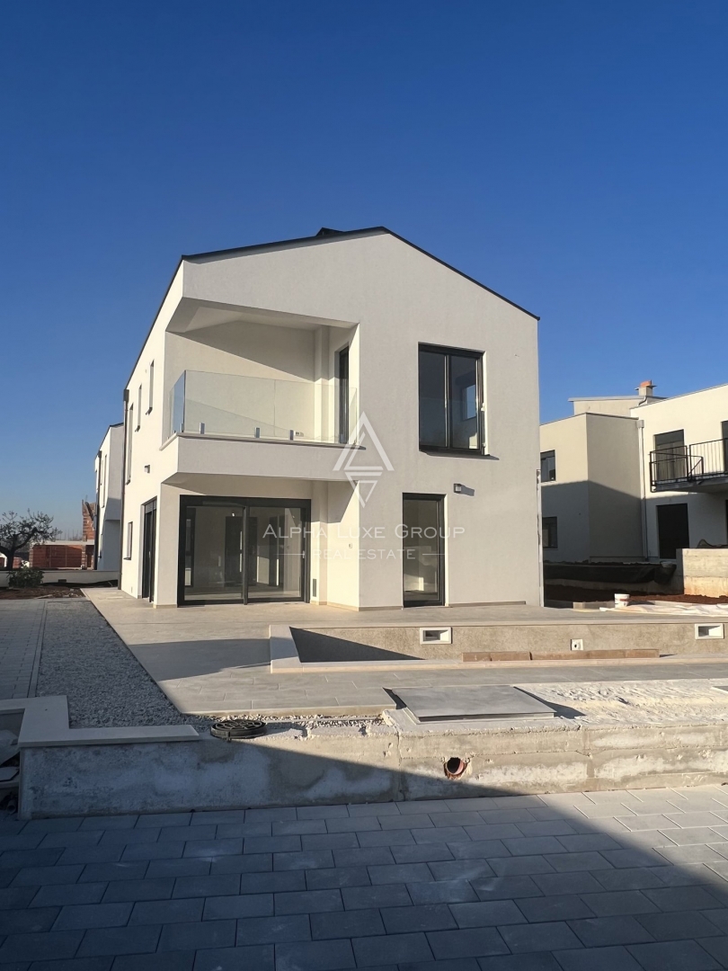 ALPHA LUXE GROUP vende una casa, nuova costruzione, Parenzo
