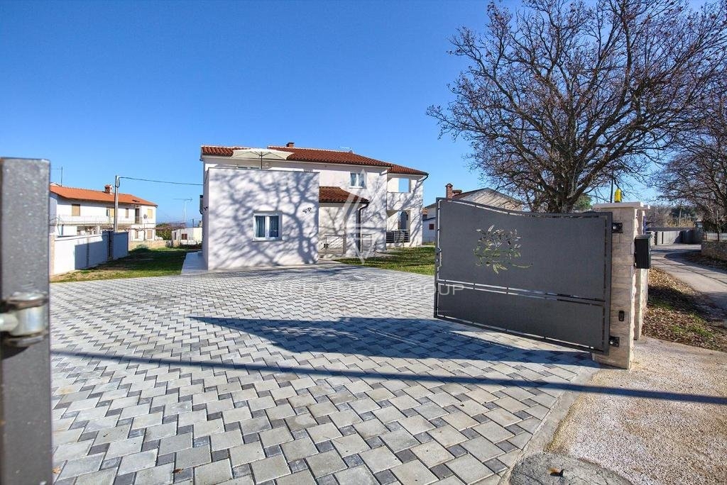 Bella casa con tre appartamenti spaziosi e un giardino, Istria, Lisignano.