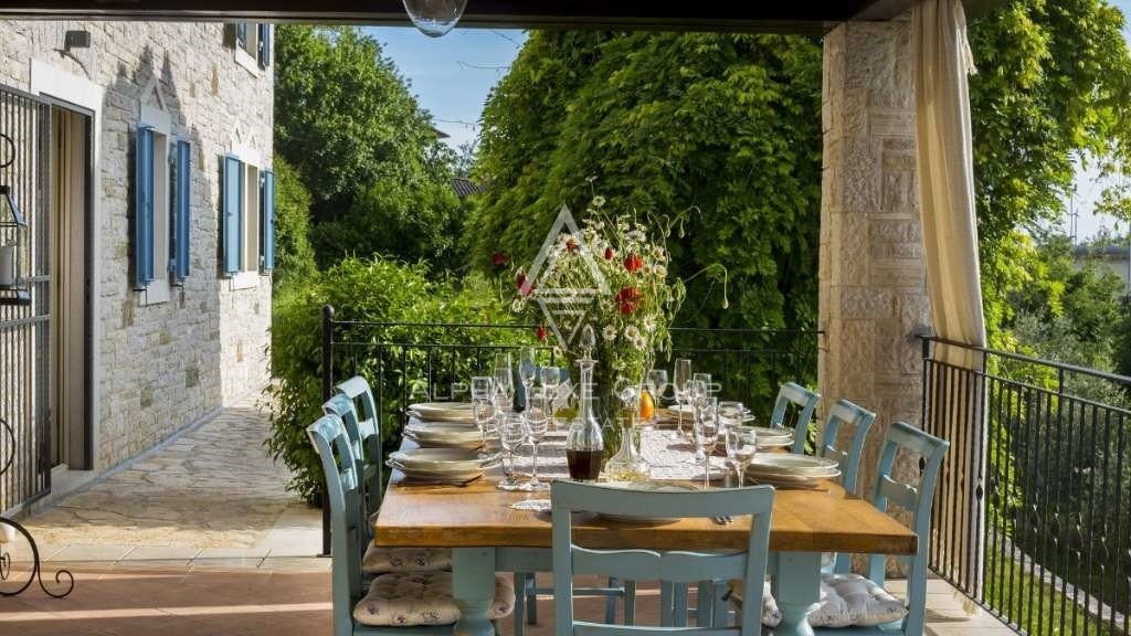 Villa in pietra dal design unico con vista mare e piscina, Istria, Sveti Lovreč