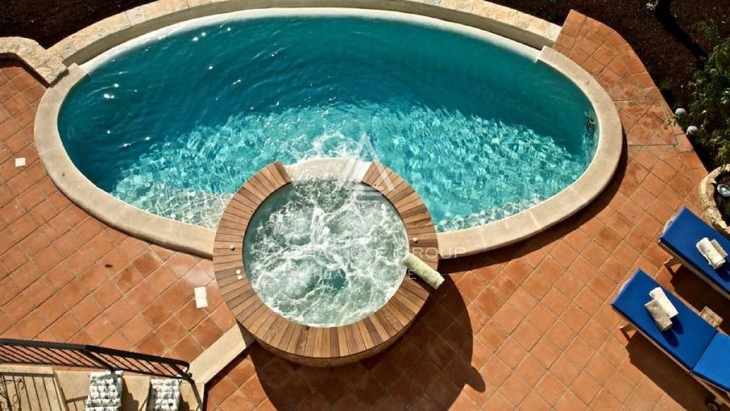 Villa in pietra dal design unico con vista mare e piscina, Istria, Sveti Lovreč