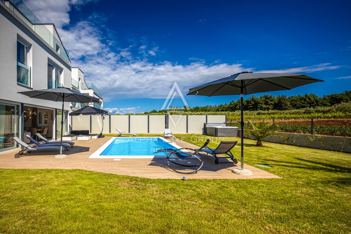 ALPHA LUXE GROUP IN VENDITA, VILLA MODERNA, VICINO A POREČ, ZONA TRANQUILLA