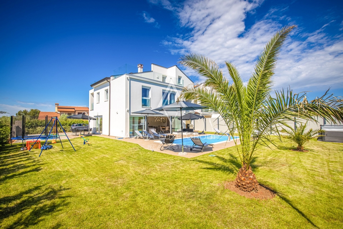 ALPHA LUXE GROUP IN VENDITA, VILLA MODERNA, VICINO A POREČ, ZONA TRANQUILLA